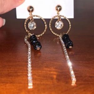 🎀 NWOT Beautiful dangling earrings 2 colors avail